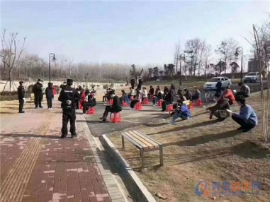 网传青岛市民公园遛弯被抓 并被要求背防疫手册?谣言