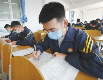 3月9日,青海省海北州第二高级中学学生在上自习.