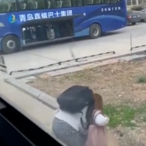 <b>青岛入境女留学生跳车窗逃跑 官方回应</b>