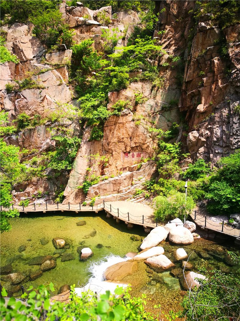 雨后青岛北九水进入最美季 山青树翠水清凉