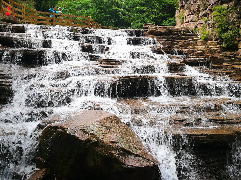 雨后青岛北九水进入最美季 山青树翠水清凉