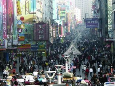 <b>从零星店铺到知名商圈 “逛台东”成为青岛的时尚文化</b>