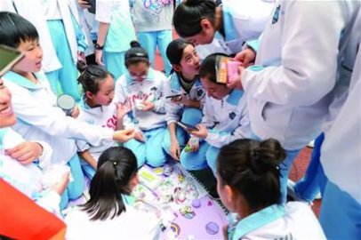 旅行+兴趣班成孩子暑假标配 家长也要契合到活动教育中