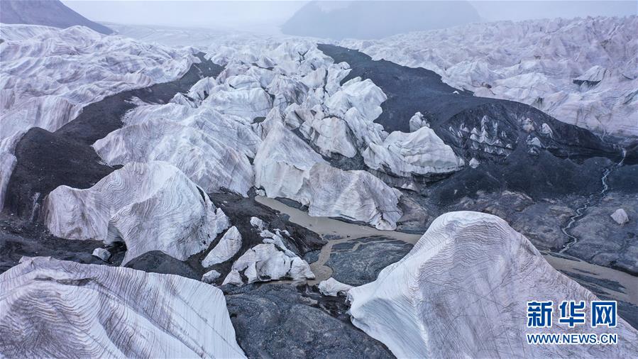 鸟瞰长江源最雄伟的冰川：岗加曲巴冰川
