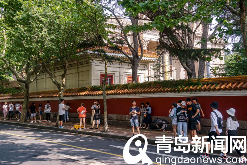 青岛大学路年轻人打卡忙 红墙为啥这么受喜爱