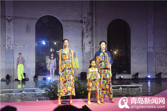 ＂牛飞凤舞＂时尚秀在纺织谷上演 今年时装趋势看这里