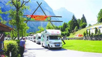 青岛自驾旅游人群逐渐增多 银龄夫妇开房车环游32国
