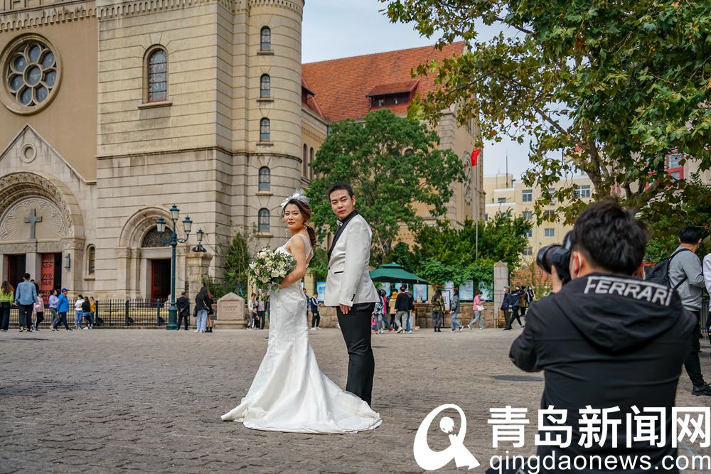 双节假日 青岛成为年轻人拍婚纱照的理想选择地