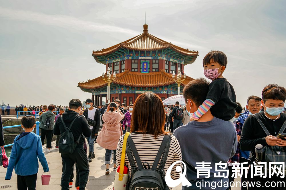 双节假日青岛行 栈桥是游客最钟情的景点之一