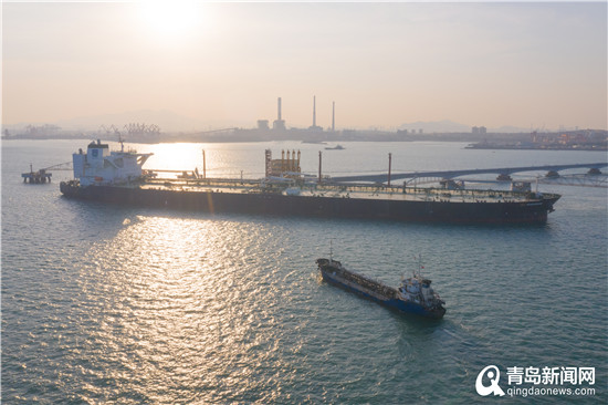 新突破！山东港口青岛港开启大型油轮在泊位供油服务