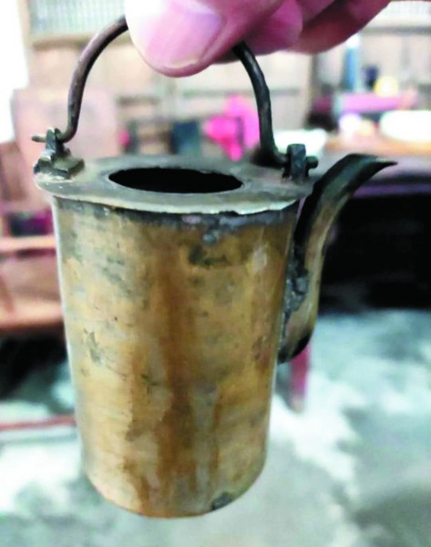 胶州市民收藏铜制烫酒壶 记载曾盛行的烫酒文化