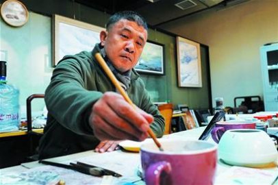 <b>每次出窑不是惊喜就是惊吓 青岛艺术家杨克讲述瓷绘不确定的美</b>