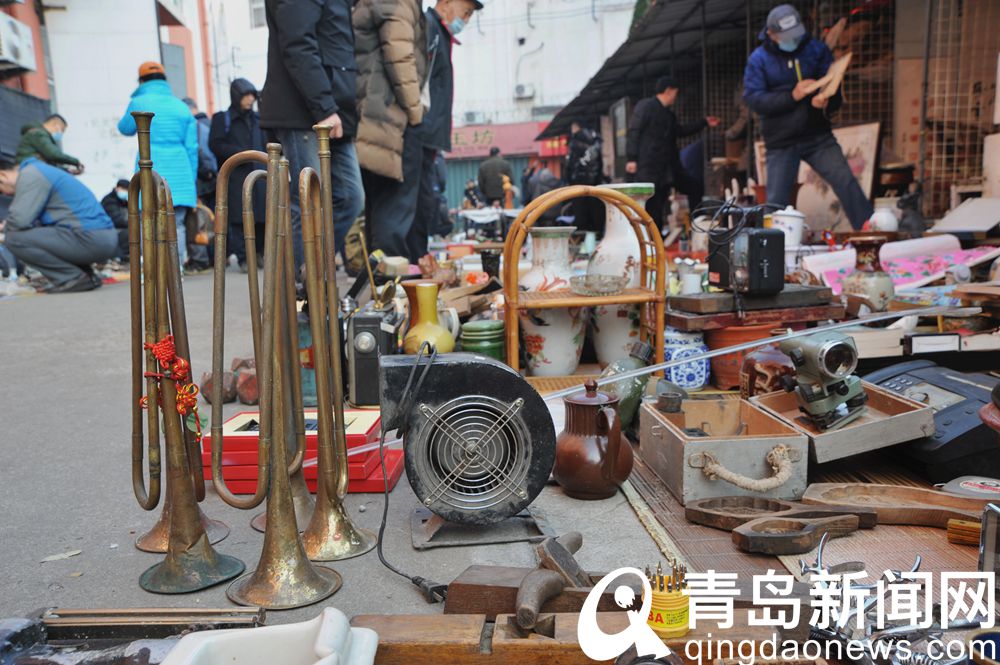 青岛昌乐路文化艺术品大集 流行于80年代的手工艺术品受青睐