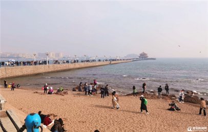栈桥新景观持续扮靓 清明未至沿海一线已络绎不绝
