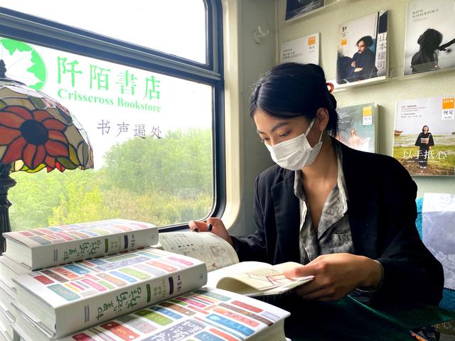 山东绿皮慢火车书店开业 系中国首家
