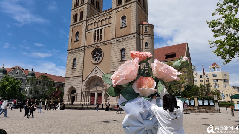＂520＂大声呼唤爱!青年艺术家向时尚青岛献上一捧＂巨型花束＂