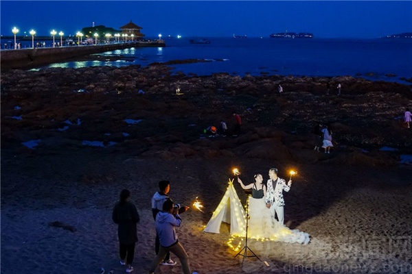 夏夜的栈桥景区 成为受情侣们青睐的婚纱取景地