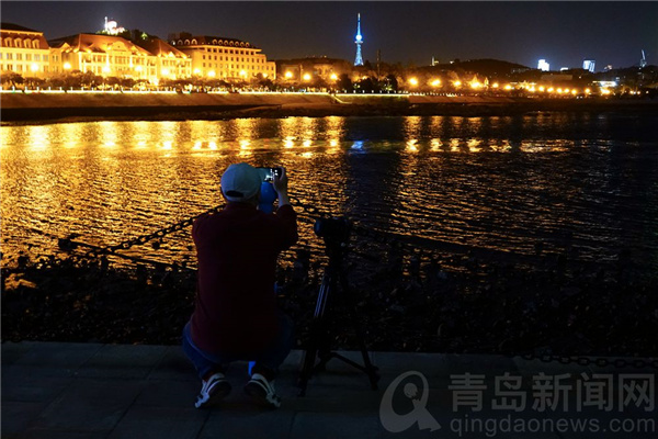 夏夜的栈桥景区 成为受情侣们青睐的婚纱取景地