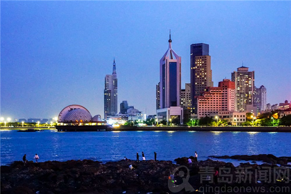 夏夜的栈桥景区 成为受情侣们青睐的婚纱取景地