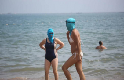 比基尼上阵 对海吹瓶 可乐敷脸…来青岛海边花式避暑