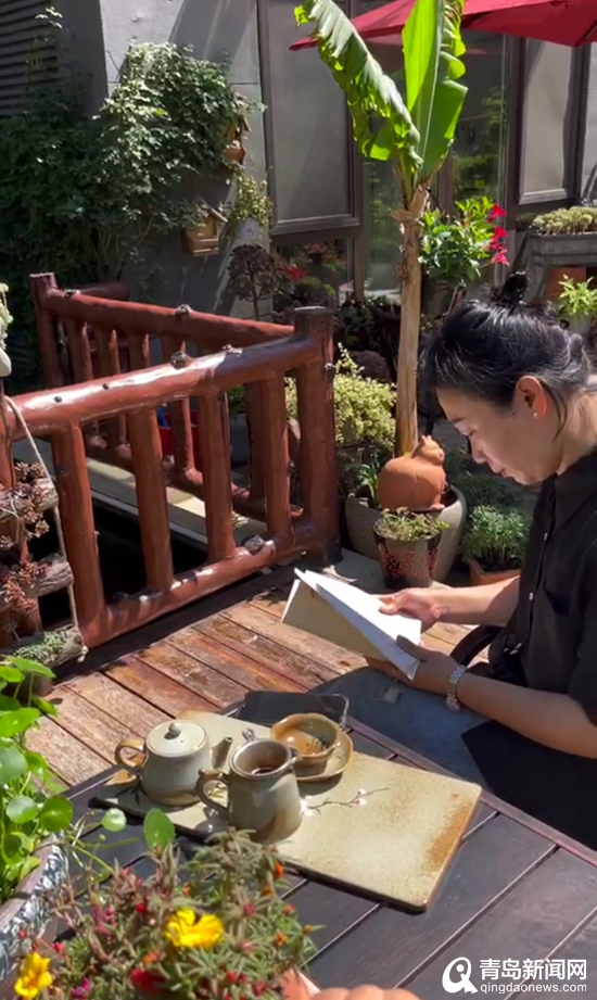 种花60多盆花费万元!她把自家小院打造成花园 日子过成了诗