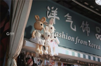 即墨路小商品城实拍：饰品货架上的“童话”范儿