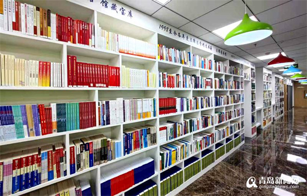 藏书近4万册 ＂高管云端法律书咖＂在百米高空开业