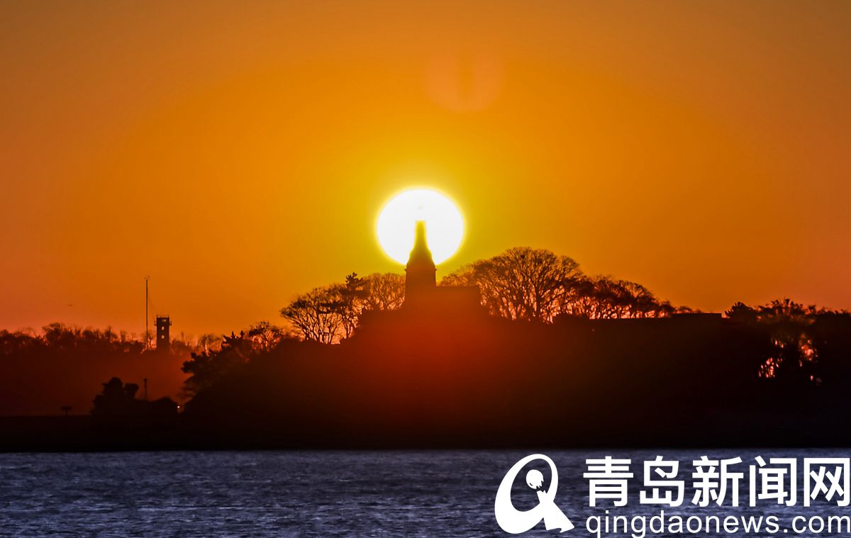 前海沿小青岛日出美景颇奇妙 受到摄影爱好者热烈追捧