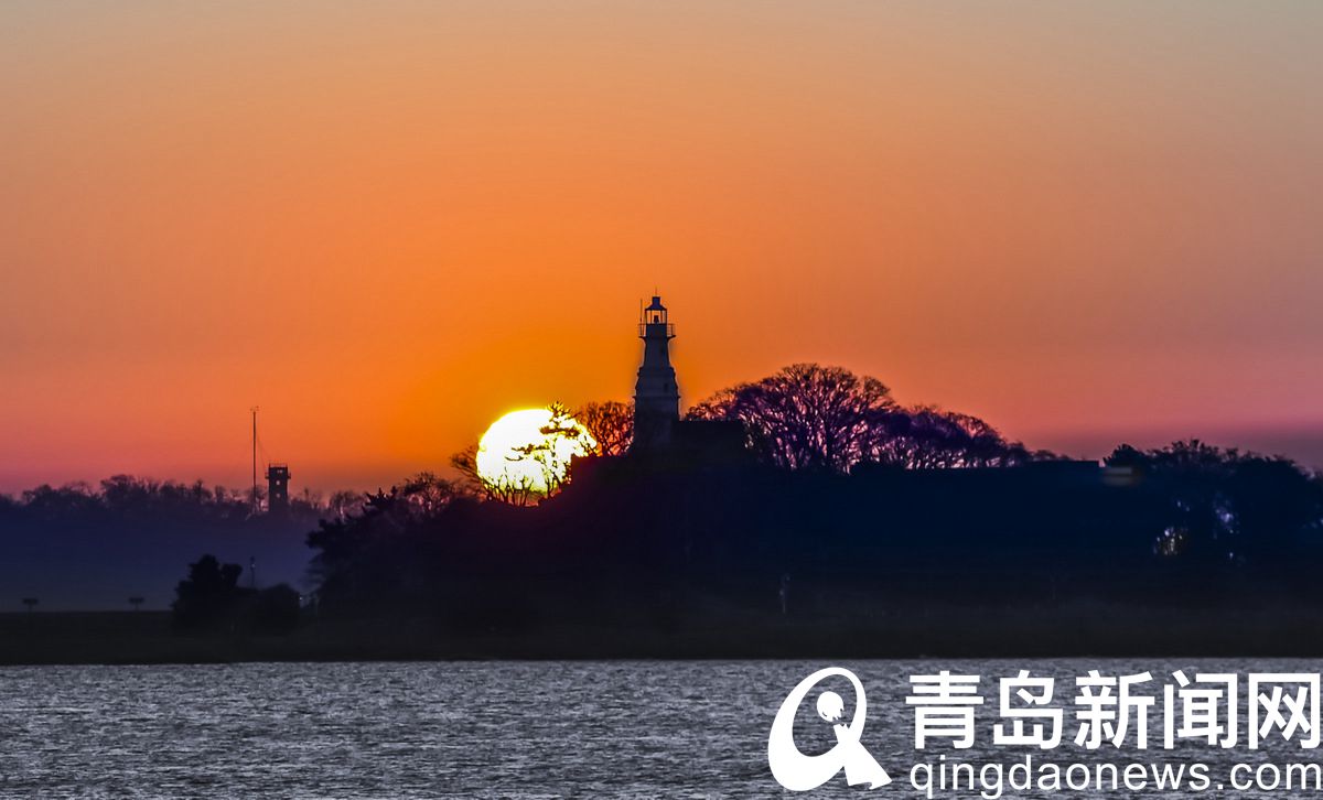 前海沿小青岛日出美景颇奇妙 受到摄影爱好者热烈追捧