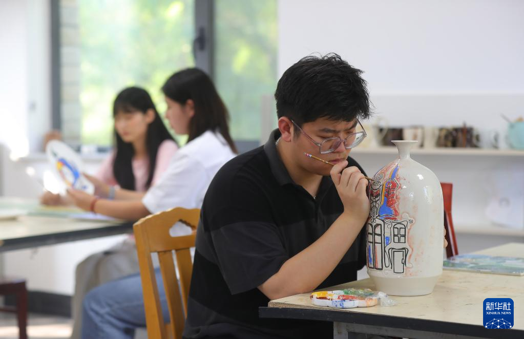 感受非遗文化，传承陶瓷艺术