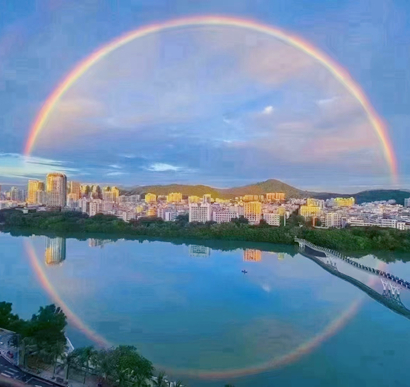 青岛20日傍晚雨后出现双彩虹 美景“霸屏”朋友圈