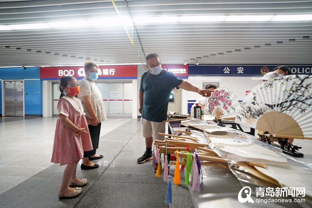 在地铁站邂逅传统文化 青岛书画名家百扇展启幕
