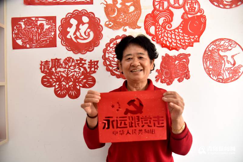 莱西文化胡同“上新”！91岁老人更新“板报墙”，“鼓乐队”也来了