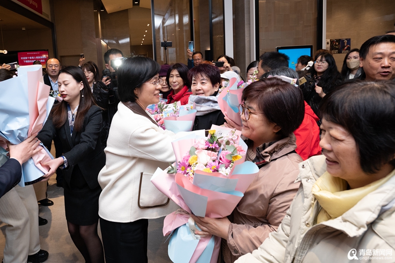 青岛迎来了山东首个入境旅游团队！副市长赵燕迎接23名游客