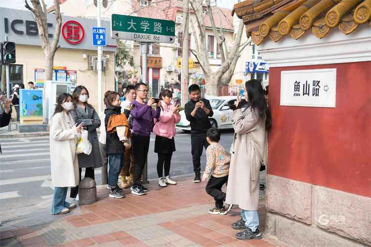 青岛“网红墙”自带流量，市民游客排队“打卡”