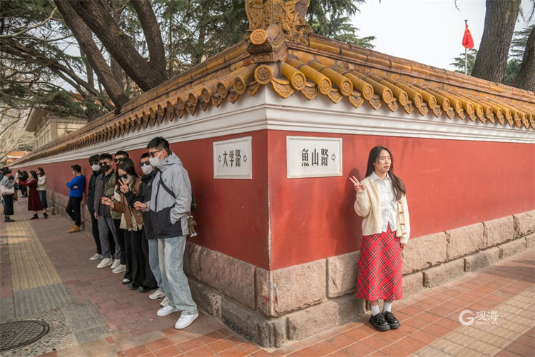 青岛“网红墙”自带流量，市民游客排队“打卡”