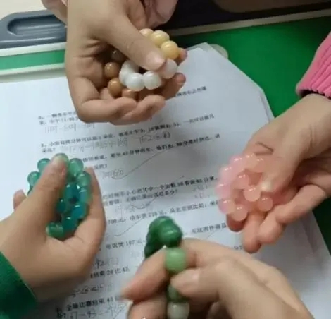 年轻人爱上“盘串” 打破文玩年龄刻板印象
