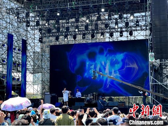 2023新疆草莓音乐节开幕 打造“音乐+新消费”业态