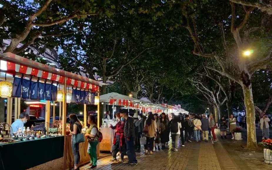 夜市“变形记”：从小商品到潮经济