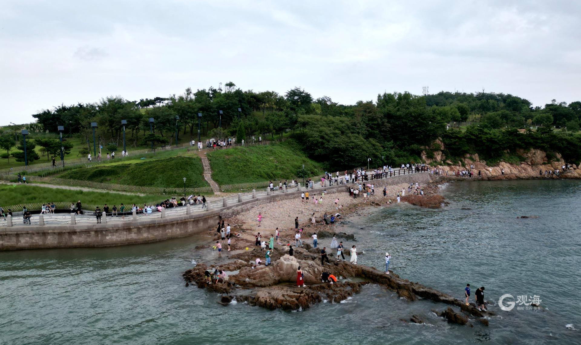 清新雨后，青岛小麦岛游人如织景色如画