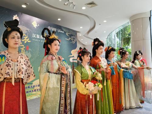 从小众圈子“火”上T台 中国汉服“玩法”正在深化