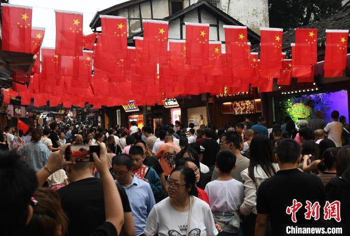 火爆的中秋国庆假期，8.26亿人次出游，花了7534.3亿元