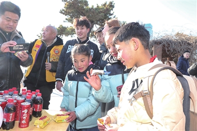 逛栈桥拍海鸥“发”钙奶饼干 游客在海边可领多种青岛特产