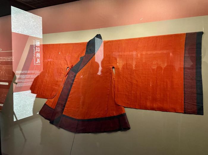孔府旧藏礼乐服饰文物杭州展出 留学生沉浸式体验