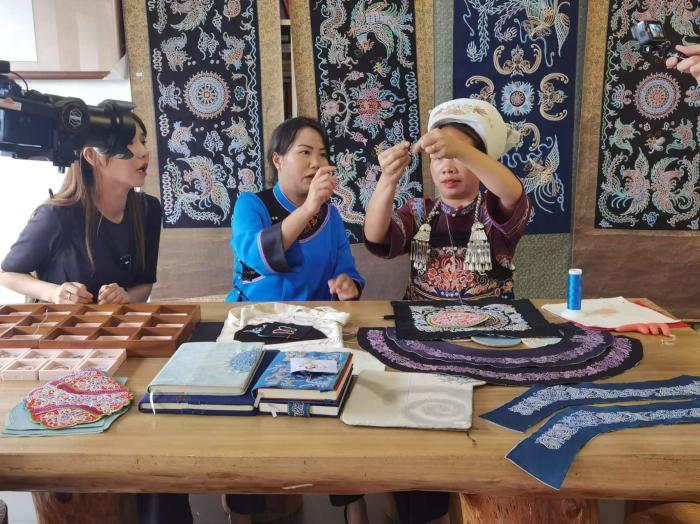 刺绣“活化石”马尾绣展跨界时尚 出海又出圈