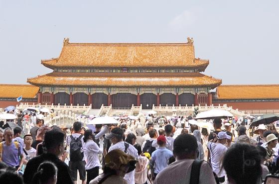 暑期旅游博物馆热得发烫：门票“一票难求”，广场上站满了研学团