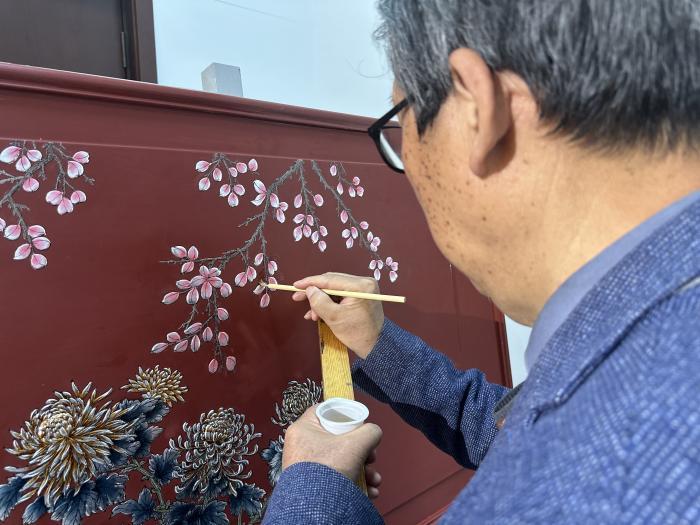用漆艺“绘”人生：老匠人五十载守真守艺 千年非遗焕新生