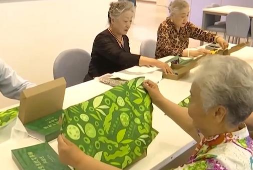 越来越多的“银发族”活跃在博物馆 老有所学老有所乐