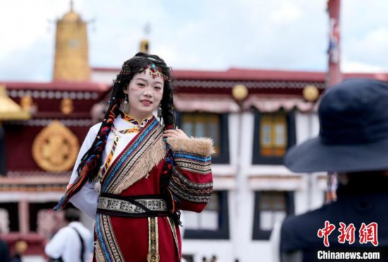 旅游“热”带动西藏拉萨藏服写真