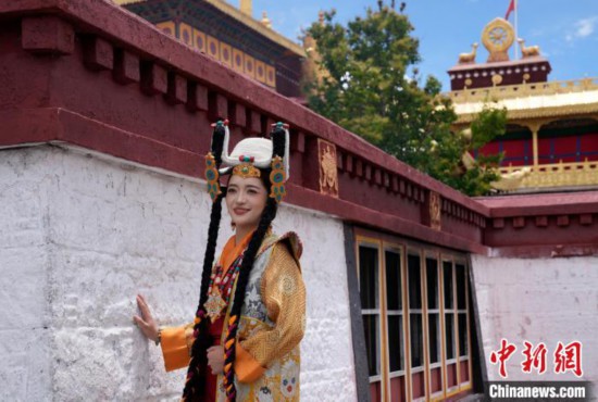 旅游“热”带动西藏拉萨藏服写真
